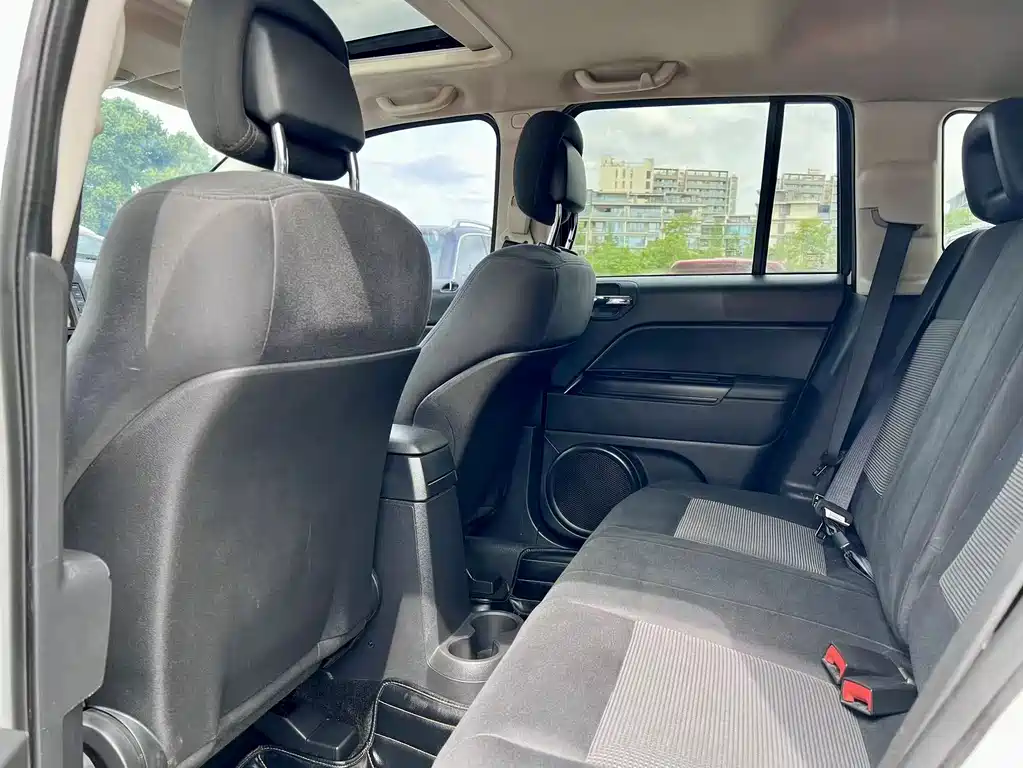Jeep Compass (Import) — миниатюра 10