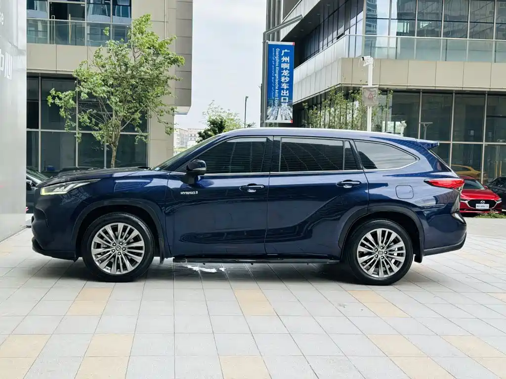 Toyota Highlander 2022 2.5L Luxury 7 мест