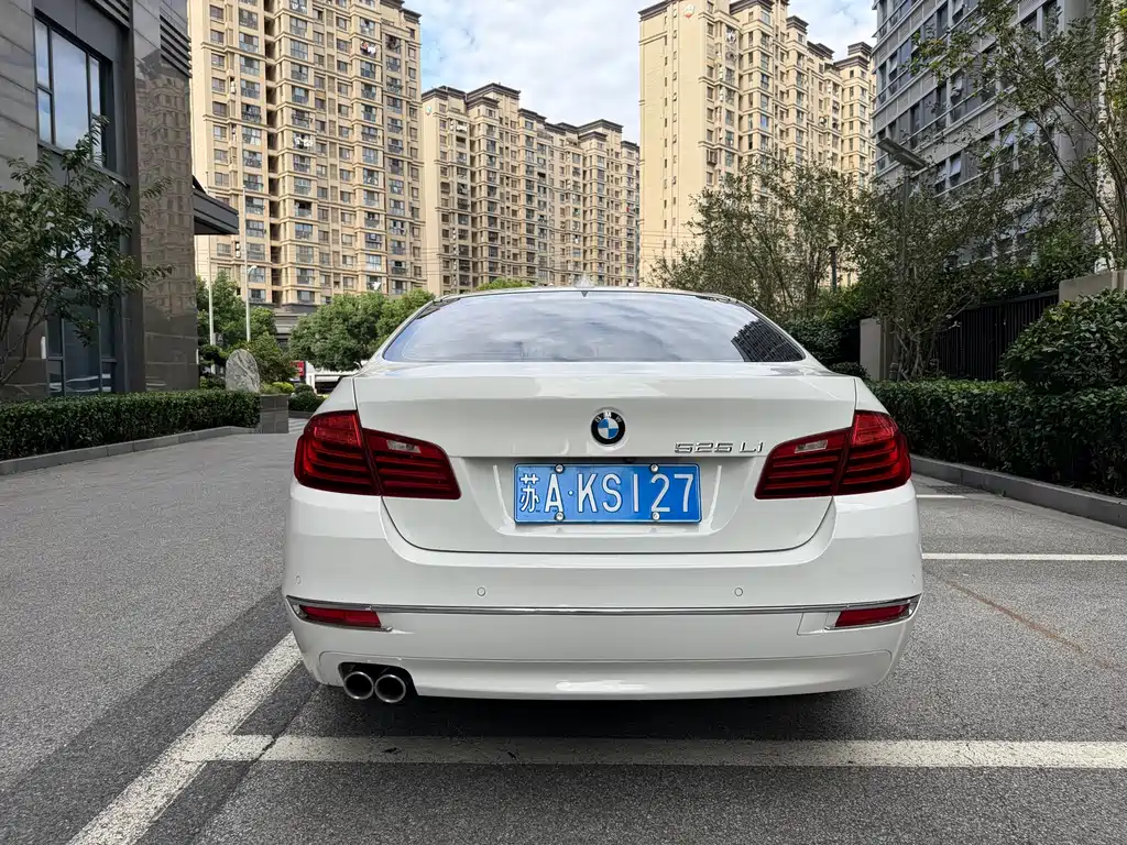 BMW 5 Series — миниатюра 12