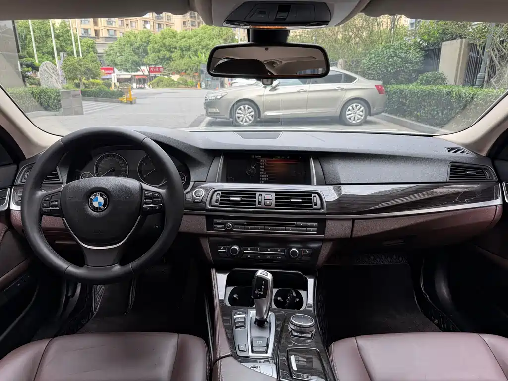BMW 5 Series — миниатюра 7