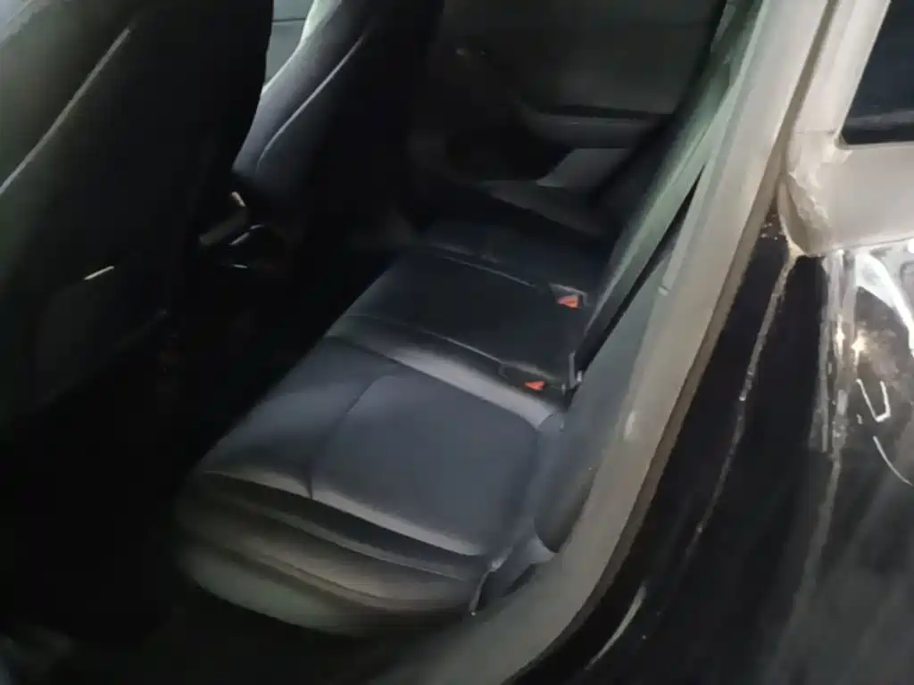 Tesla Model Y — миниатюра 17
