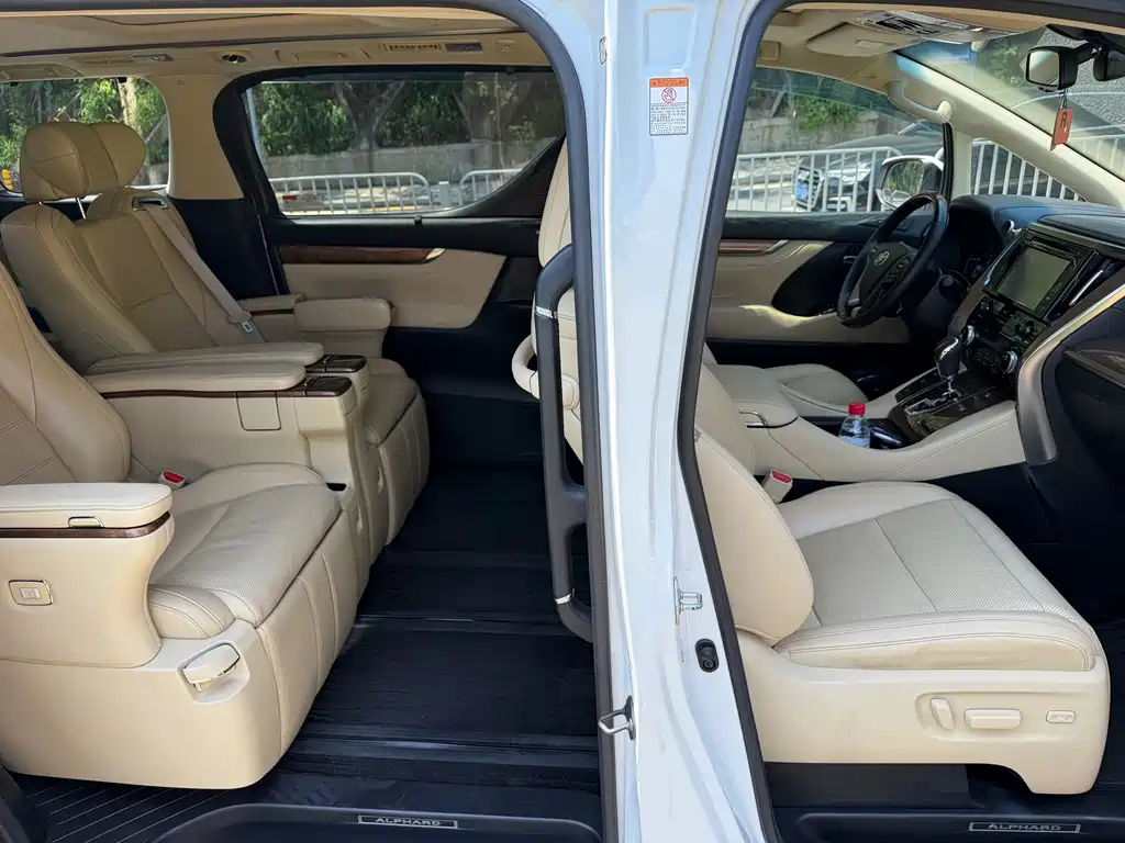 Toyota Alphard — миниатюра 10
