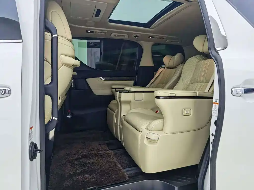 Toyota Alphard — миниатюра 4