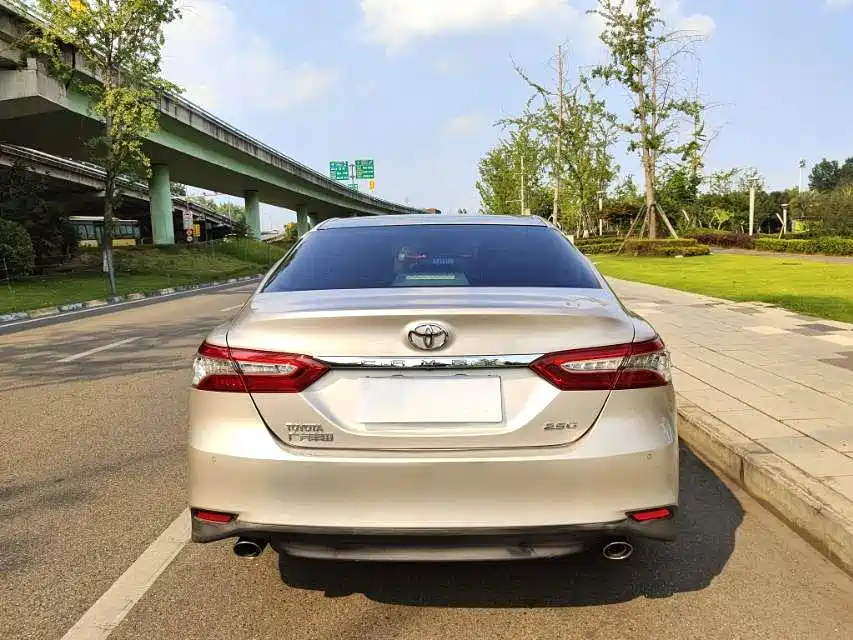 Toyota Camry — миниатюра 5