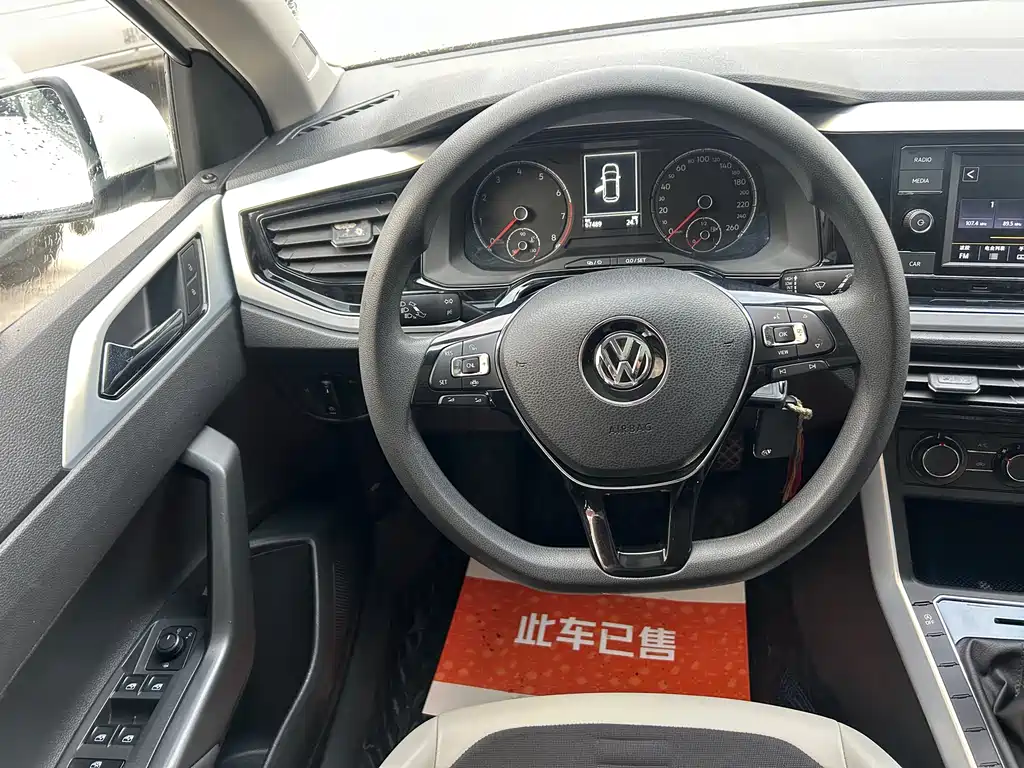 VOLKSWAGEN POLO