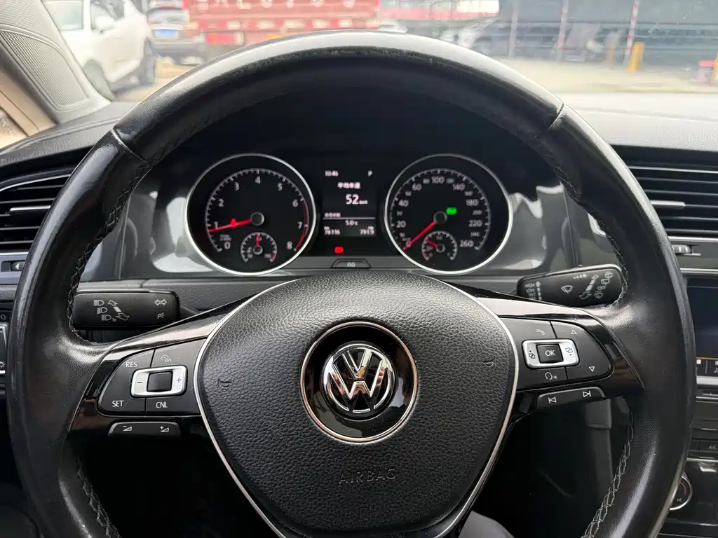 VOLKSWAGEN GOLF