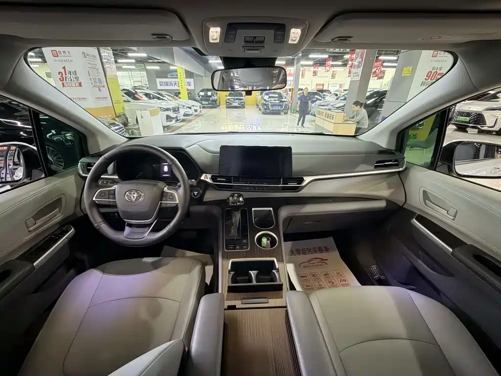 Toyota Granvia — миниатюра 4