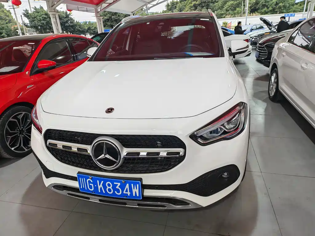 MERCEDES-BENZ GLA