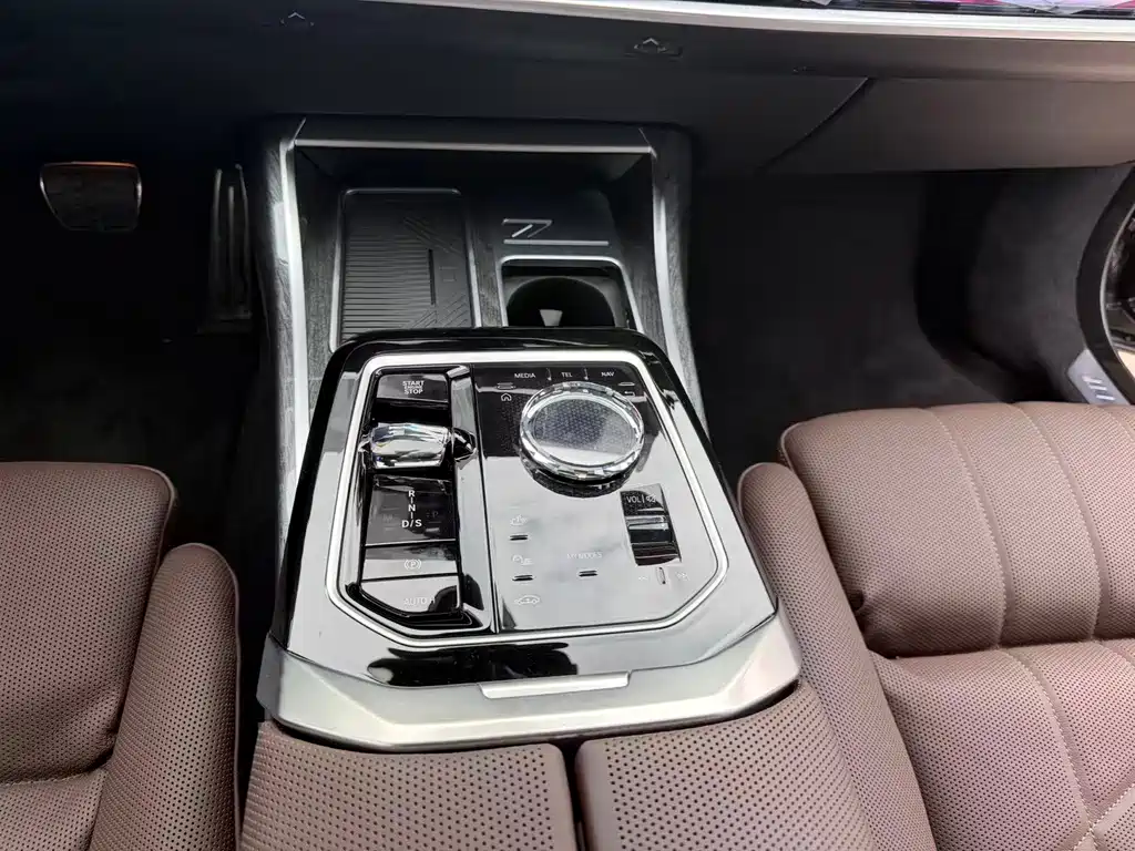 BMW 7 Series — миниатюра 13