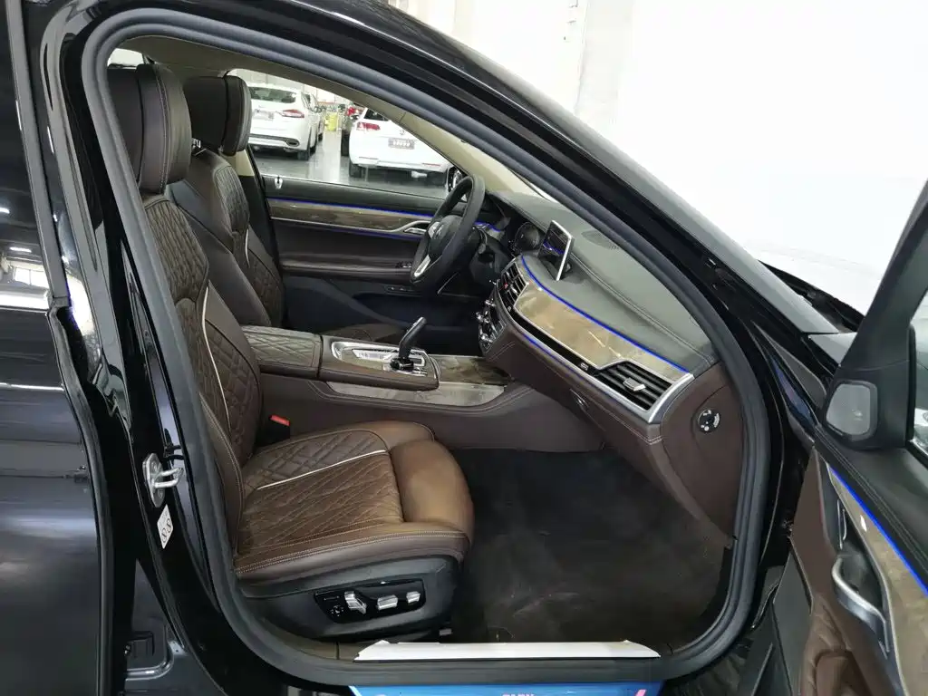BMW 7 Series — миниатюра 23