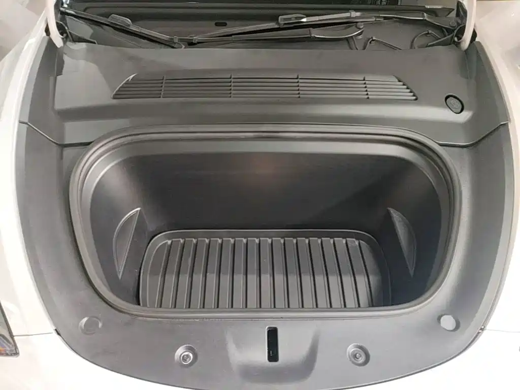 Tesla Model Y — миниатюра 20