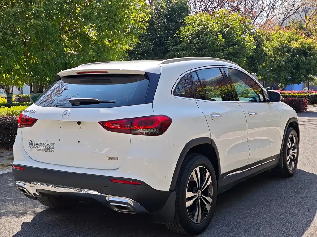 MERCEDES-BENZ GLA