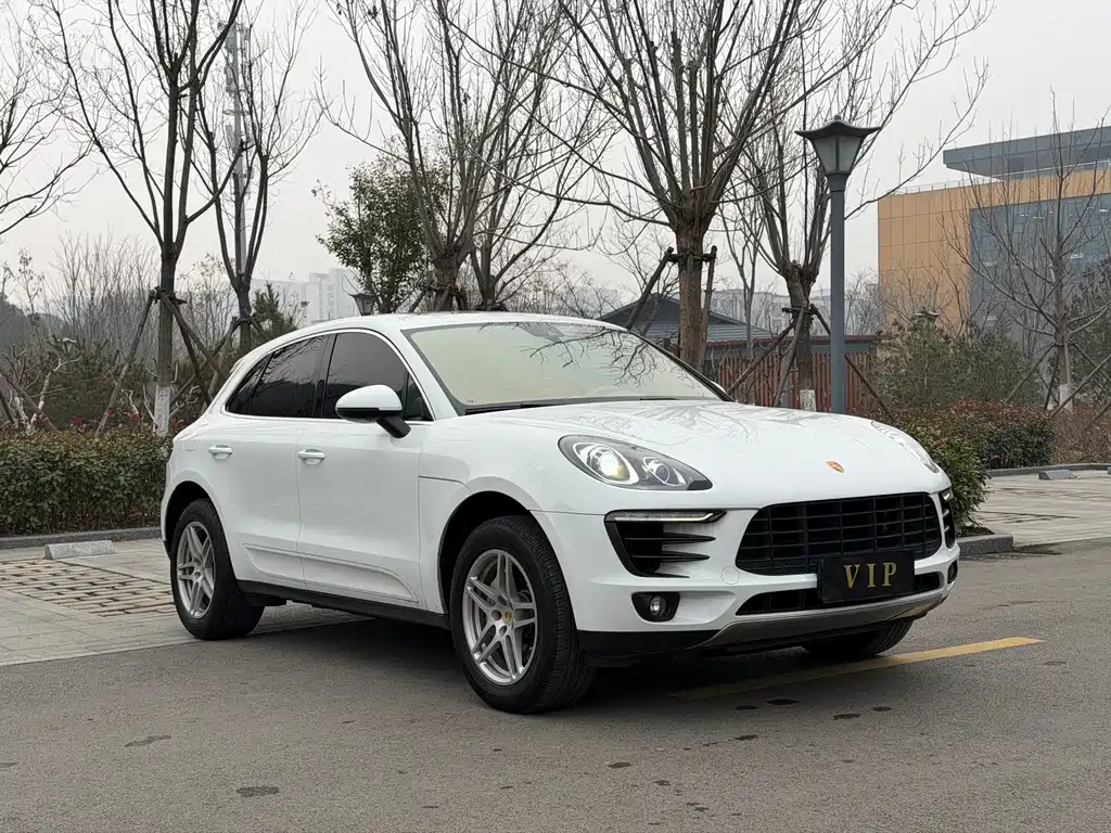 PORSCHE MACAN