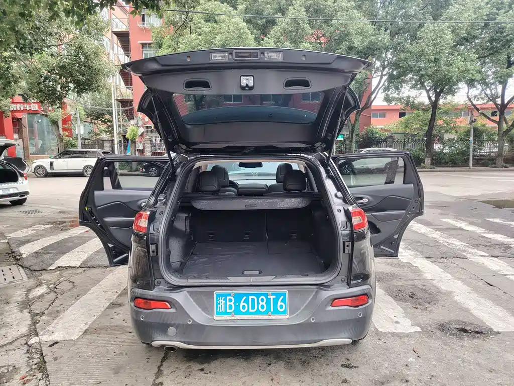 Jeep Cherokee — миниатюра 14