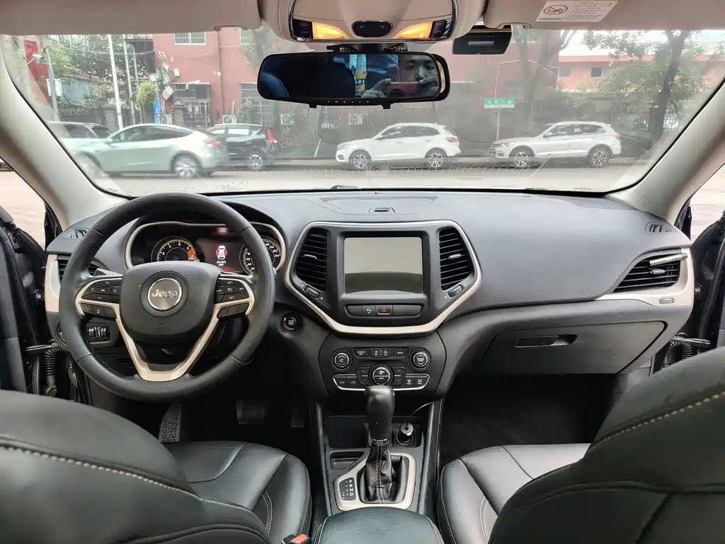 Jeep Cherokee — миниатюра 4