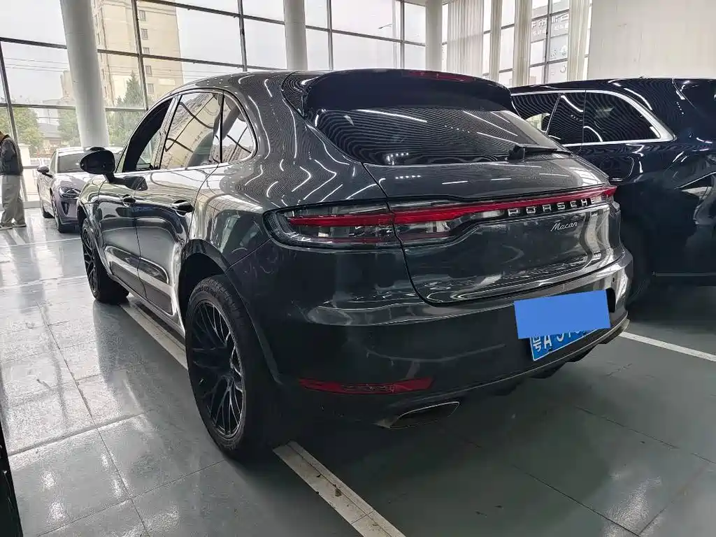 PORSCHE MACAN