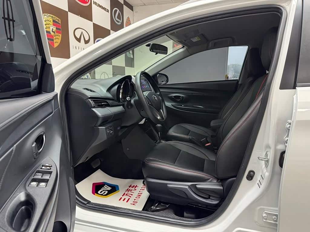 Toyota YARiS L Zhi Xuan 1.5 л 2023 г. Белый, пробег 37000 км