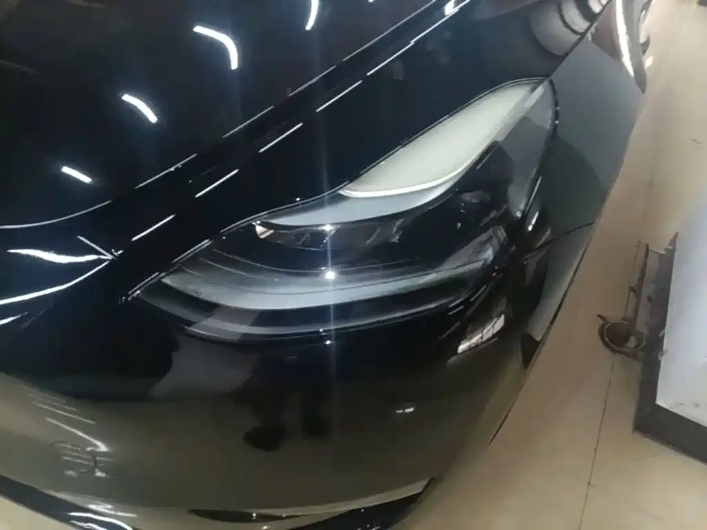 Tesla Model Y — миниатюра 24