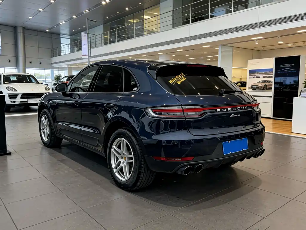 PORSCHE MACAN