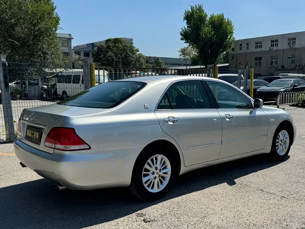Toyota Crown — миниатюра 4