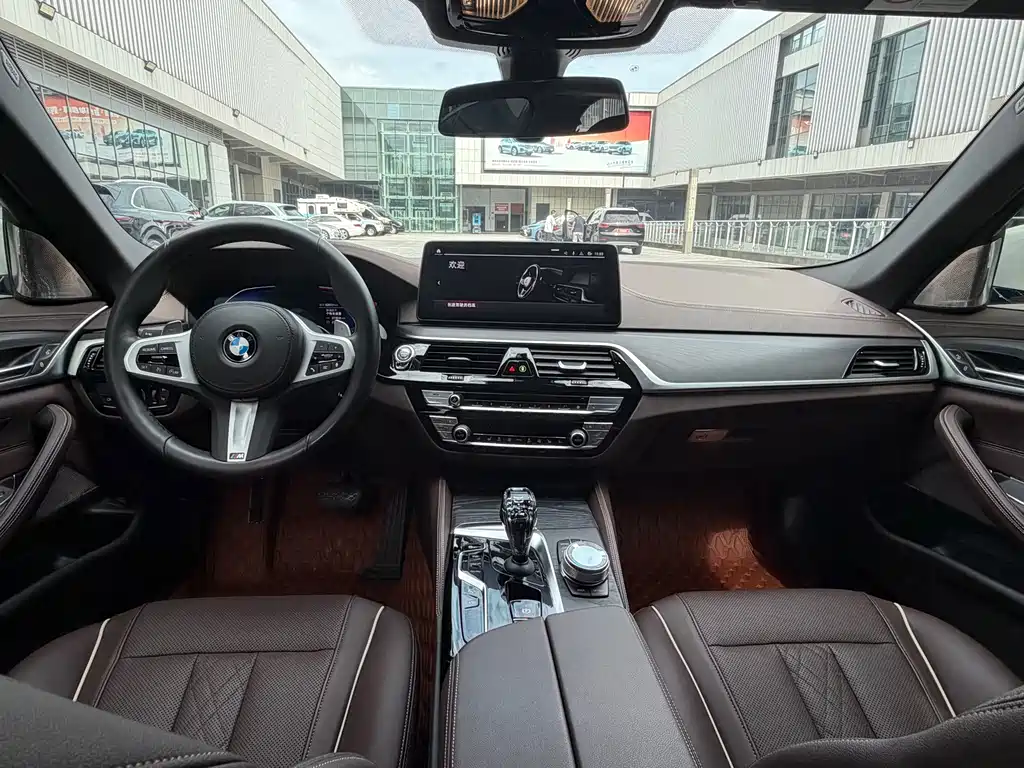 BMW 5 Series — миниатюра 8
