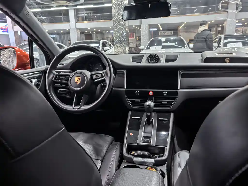 PORSCHE MACAN