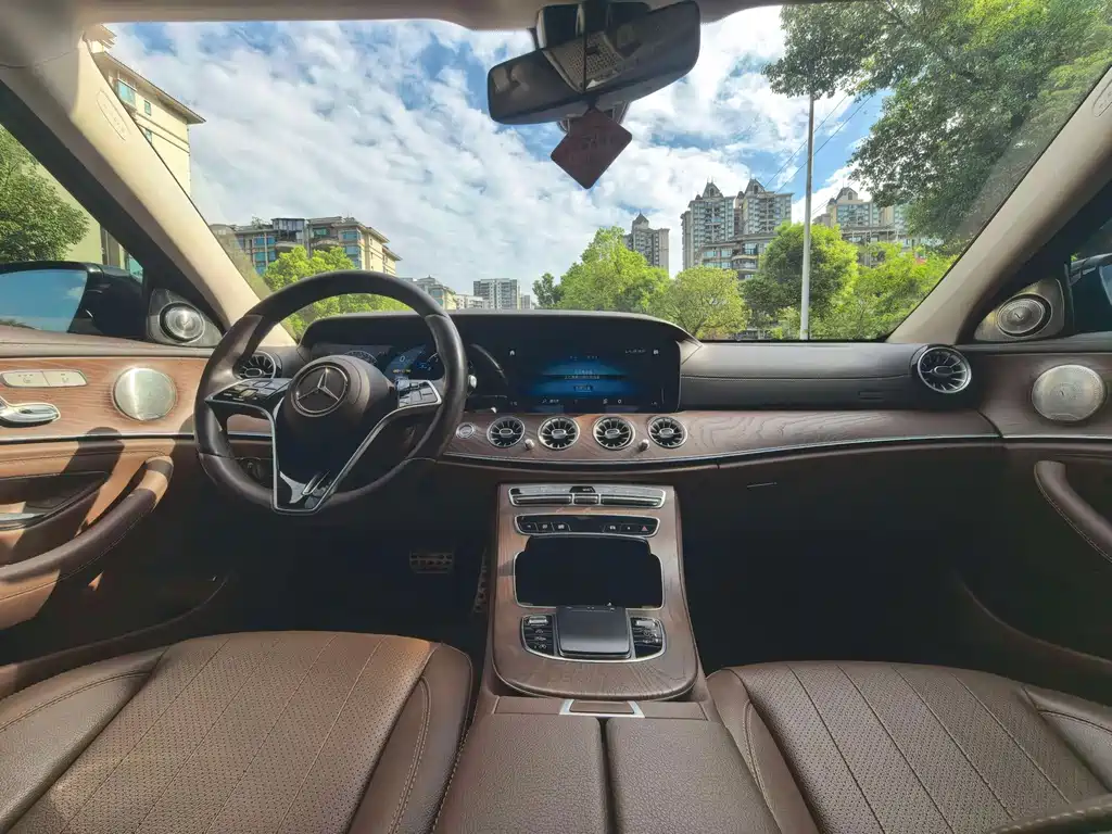 Mercedes-Benz E-Class — миниатюра 6
