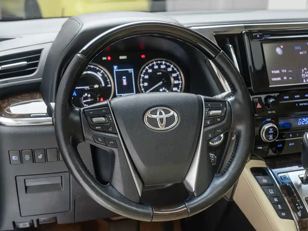 Toyota Alphard — миниатюра 20