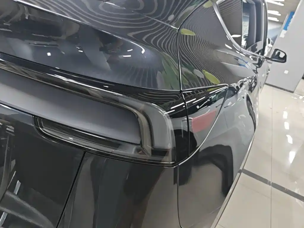 Tesla Model Y — миниатюра 8