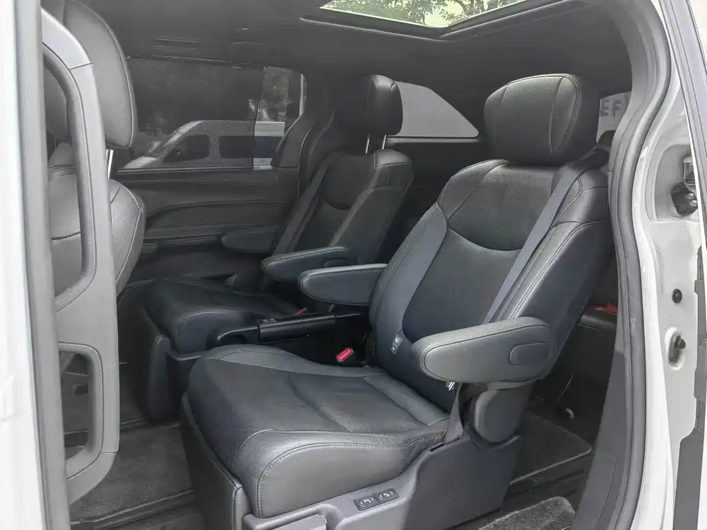 Toyota Sienna — миниатюра 6