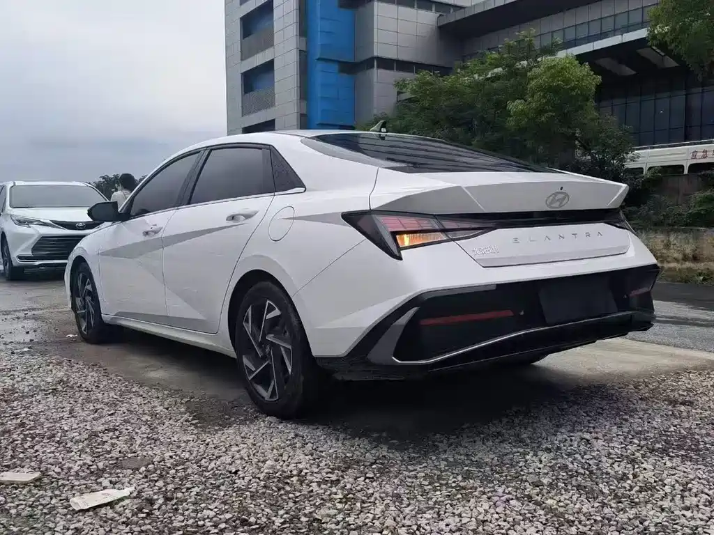 Hyundai Elantra — миниатюра 7
