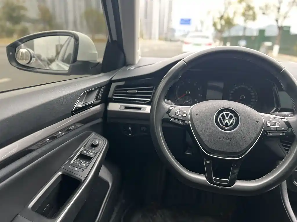 VOLKSWAGEN BORA