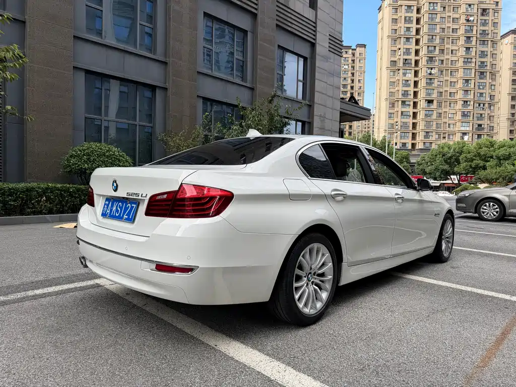 BMW 5 Series — миниатюра 13