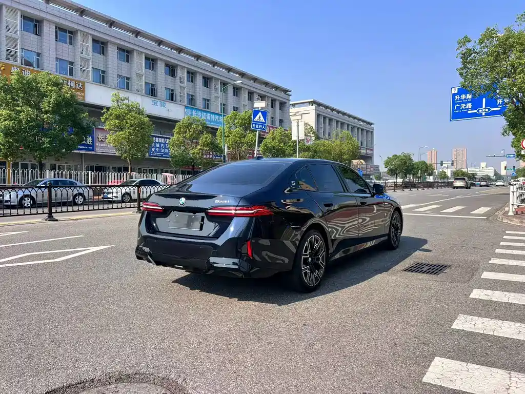 BMW 5 Series — миниатюра 7