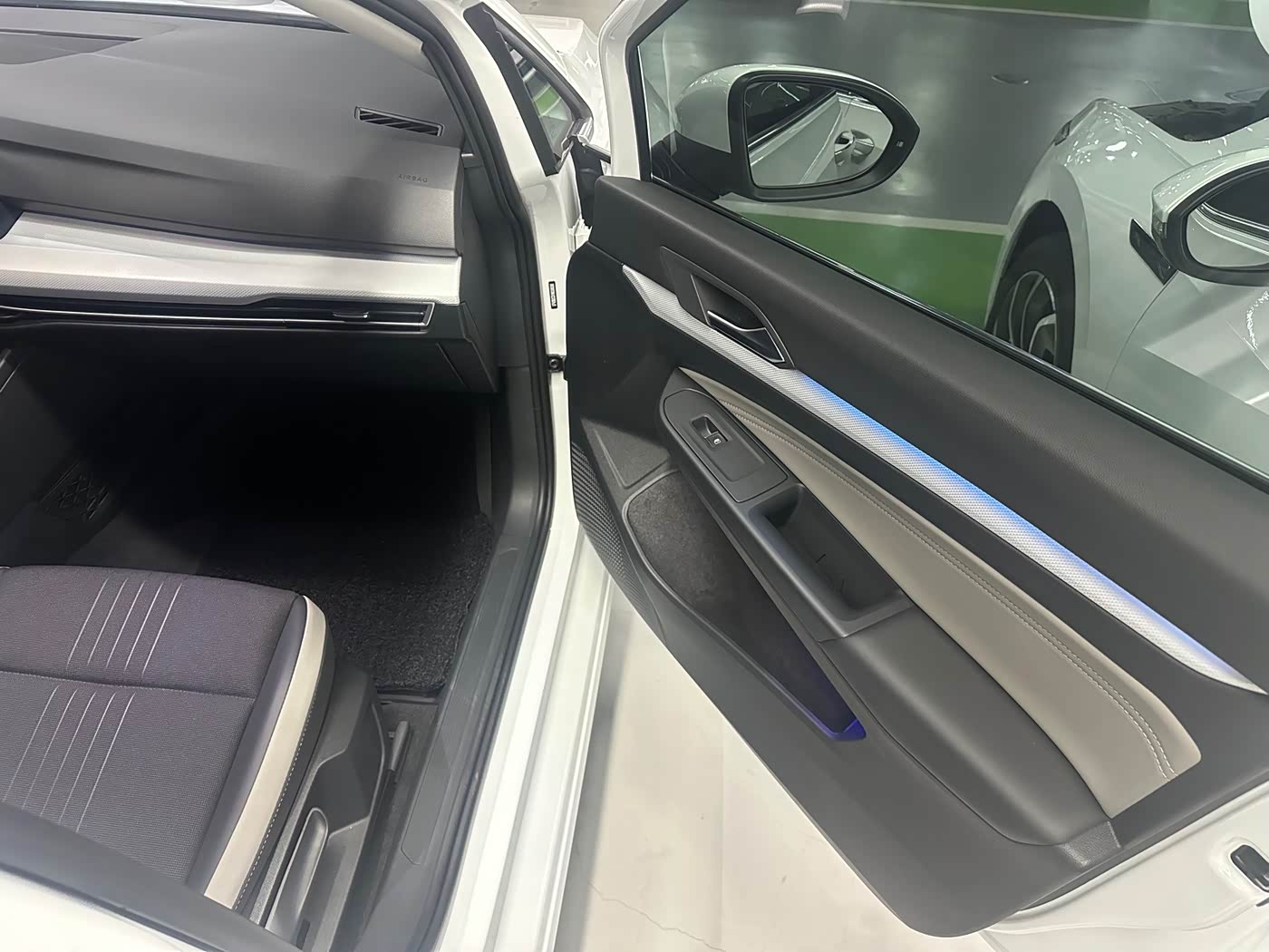 Volkswagen Golf 1.4 л 2022 г. Белый, пробег 30000 км