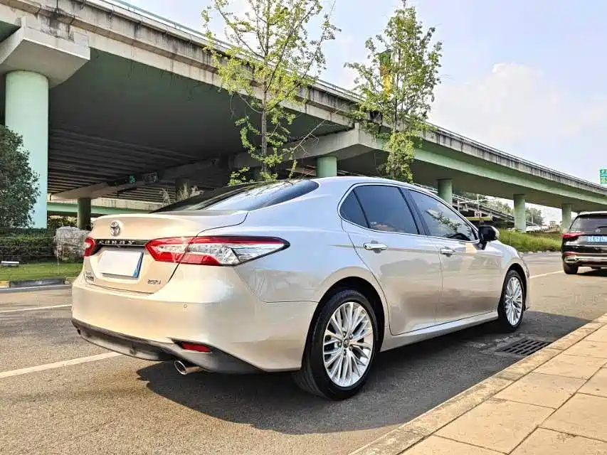 Toyota Camry — миниатюра 4