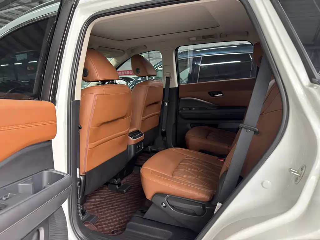 NISSAN EXPLORING THE LAND