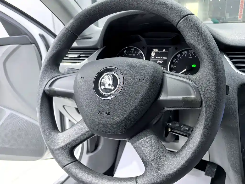 Skoda Octavia 2015 1.6L AT