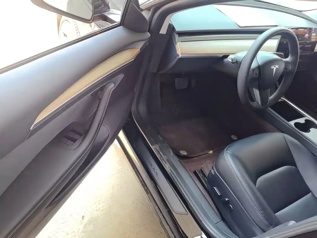 Tesla Model 3 — миниатюра 16