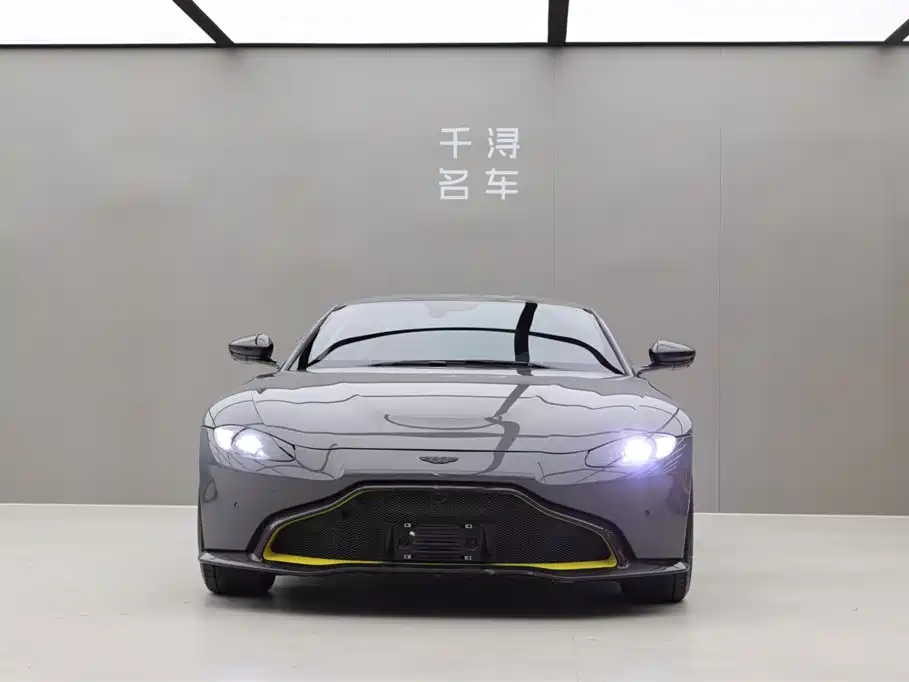 ASTON MARTIN V8 VANTAGE