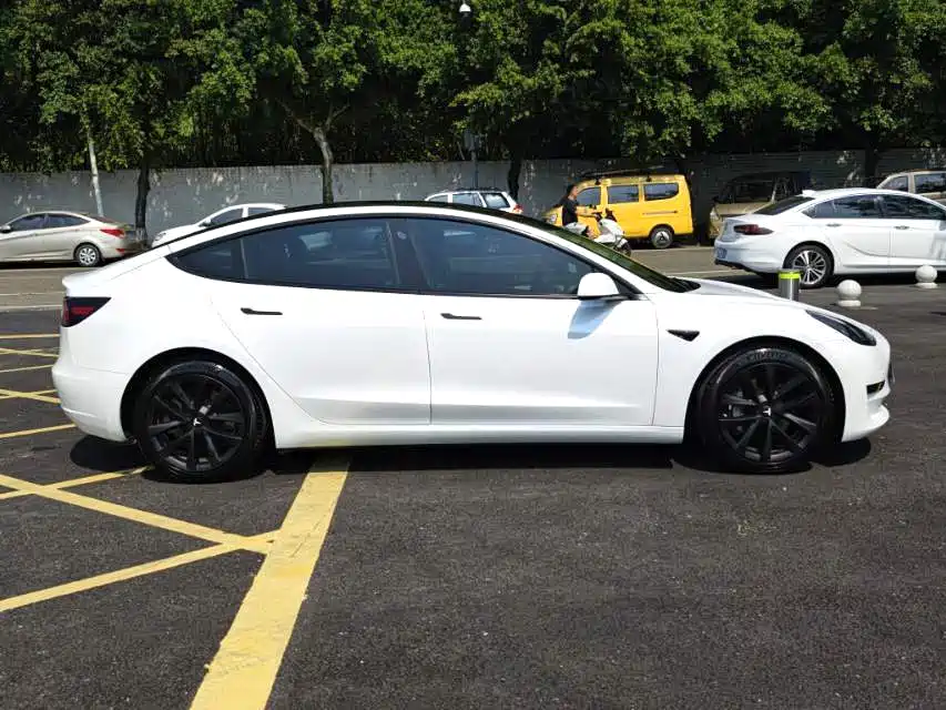 Tesla Model 3 — миниатюра 3