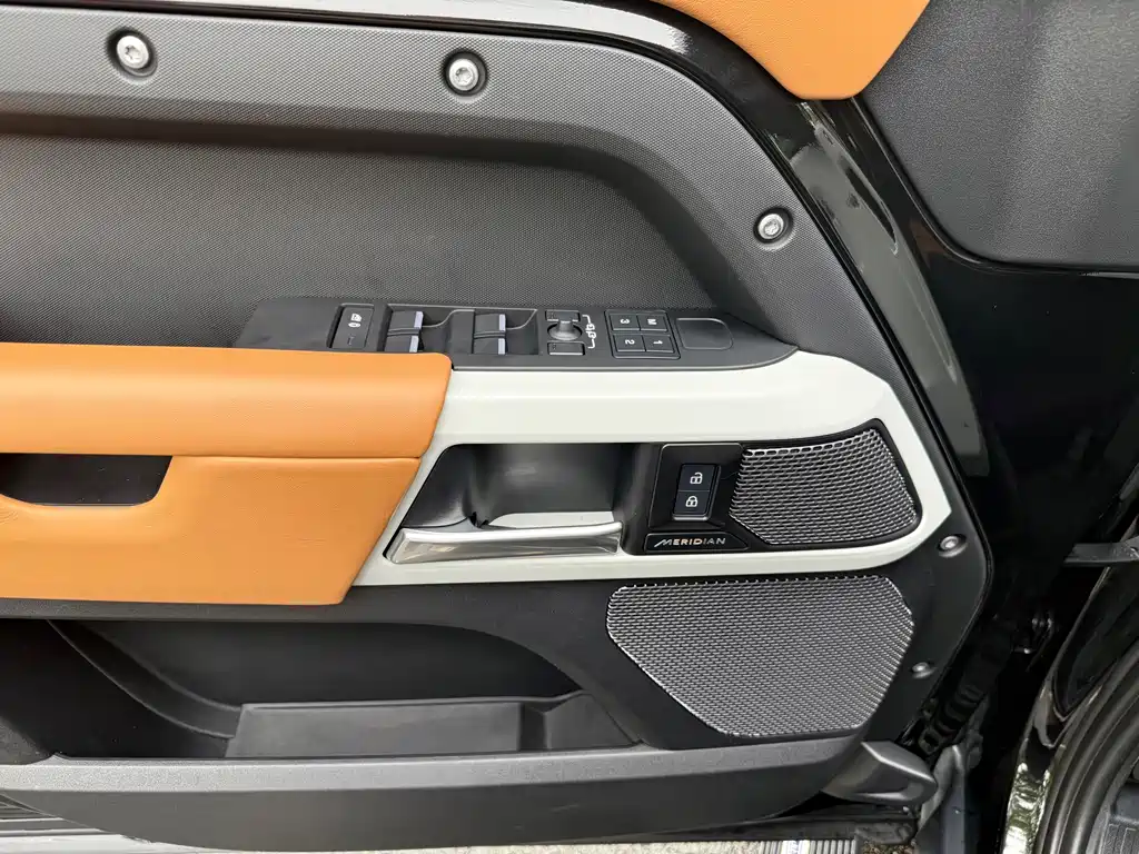 Land Rover Defender — миниатюра 7