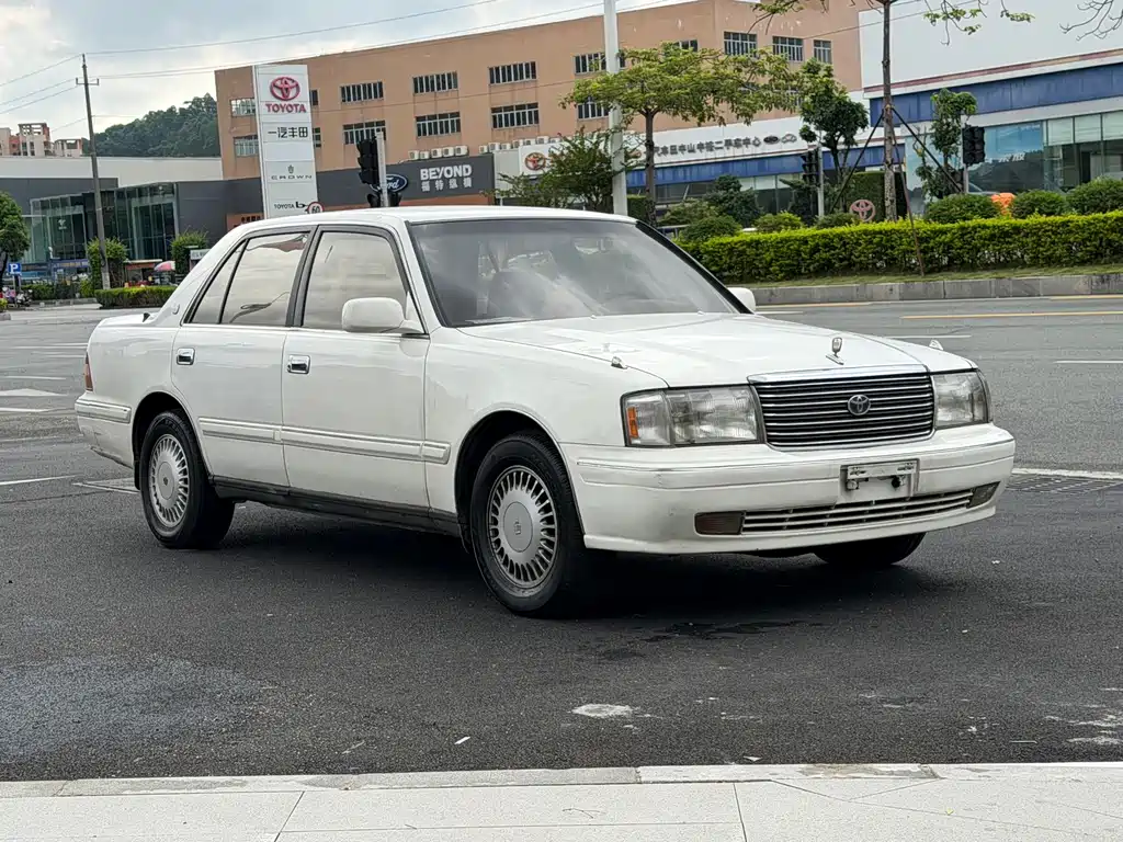 Toyota Crown — миниатюра 3