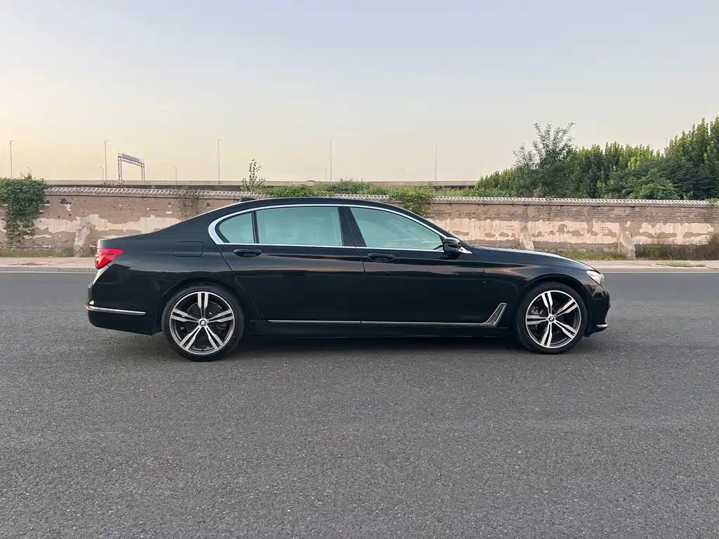 BMW 7 Series — миниатюра 8