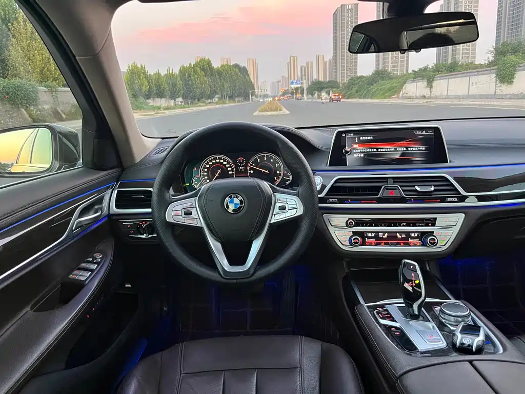 BMW 7 Series — миниатюра 10