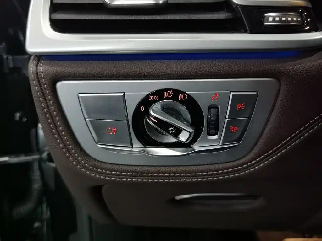 BMW 7 Series — миниатюра 21