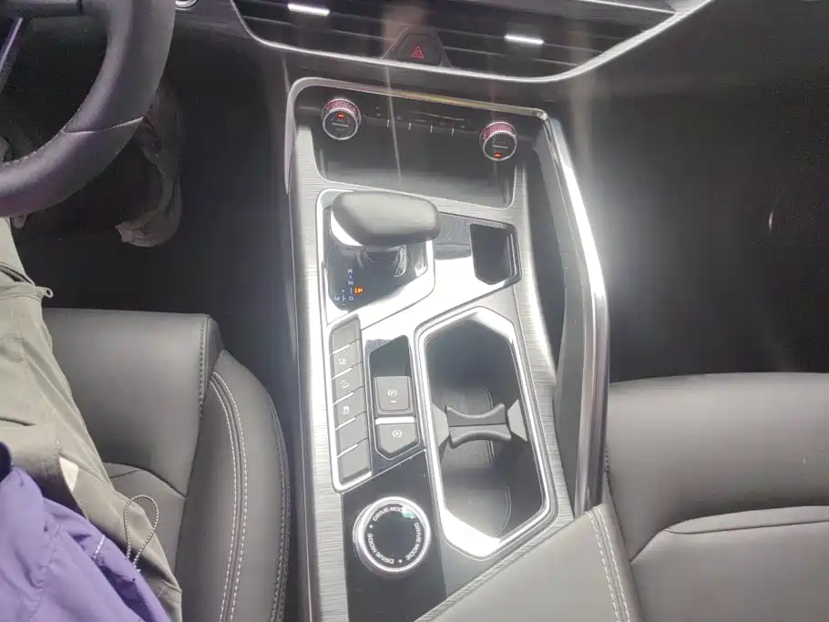 Geely Xingyue — миниатюра 16