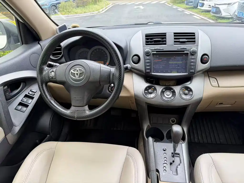 Toyota RAV4 — миниатюра 5