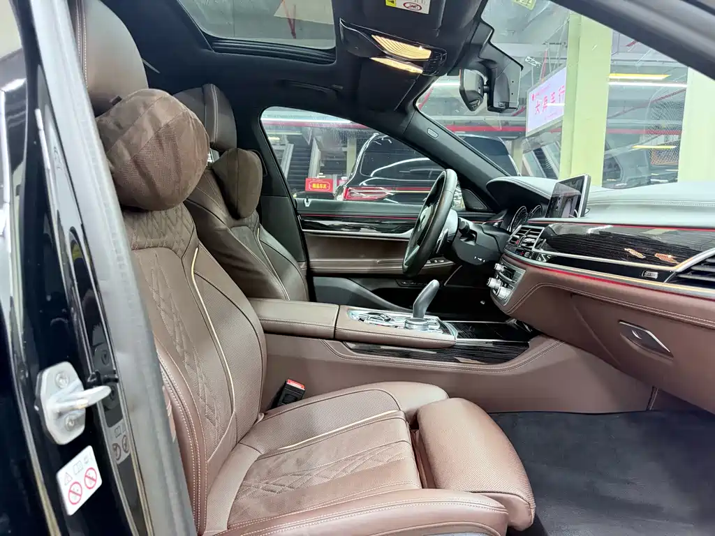 BMW 7 Series — миниатюра 13