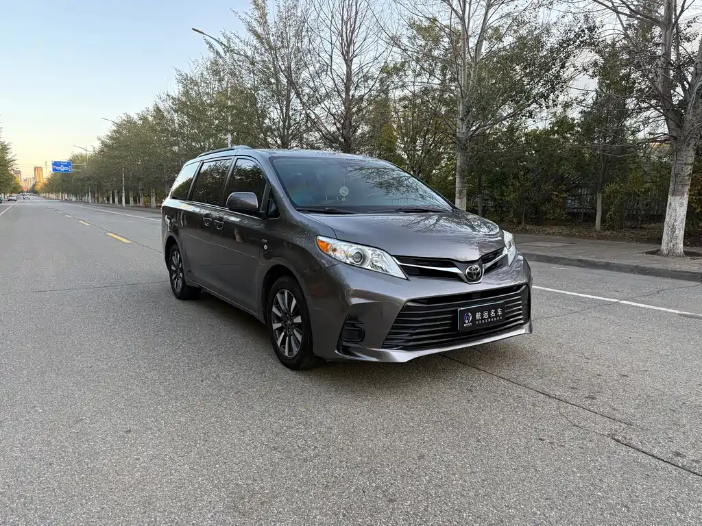 Toyota Sienna — миниатюра 3